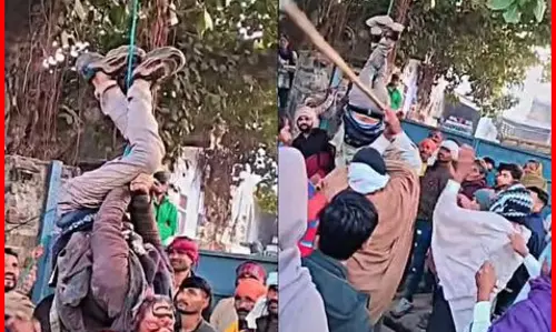 चोर को पेड़ से उल्टा लटकाकर बेरहमी से पीटा गया, सोना पड़ गया भारी