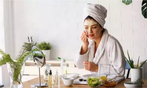 Skin Care Tips: हर उम्र में चाहिए ग्लोइंग स्किन तो फेशियल के बाद न करें ये गलतियां Skin Care Tips: हर उम्र में चाहिए ग्लोइंग स्किन तो फेशियल के बाद न करें ये गलतियां