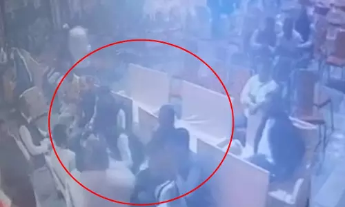 जब बैठक के दौरान कांग्रेस पार्टी के दो पदाधिकारी आपस में ही भिड़ गए, मच गया हड़कंप जब बैठक के दौरान कांग्रेस पार्टी के दो पदाधिकारी आपस में ही भिड़ गए, मच गया हड़कंप