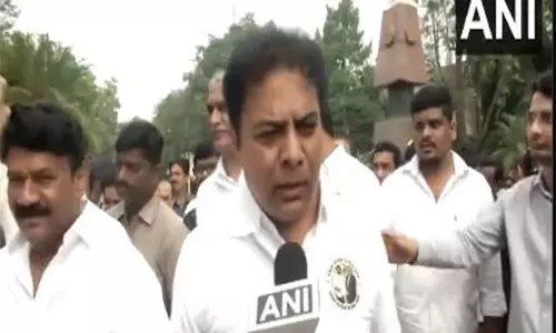 तेलंगाना विधानसभा में BRS MLA अदानी-रेवंत भाई भाई लिखी टी-शर्ट पहनकर पहुंचे