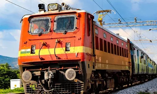 ट्रेन Ticket बुकिंग बंद, यात्रियों को परेशानी का करना पड़ रहा सामना