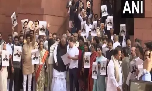 Delhi : अडानी मुद्दे पर विपक्षी सांसदों ने संसद परिसर में किया प्रदर्शन