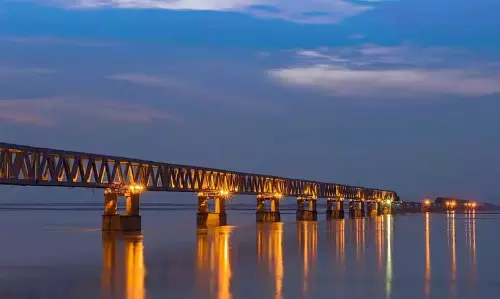 Assam ने सड़कों, पुलों और नई बुनियादी ढांचा पहलों के साथ कनेक्टिविटी को मजबूत किया Assam ने सड़कों, पुलों और नई बुनियादी ढांचा पहलों के साथ कनेक्टिविटी को मजबूत किया