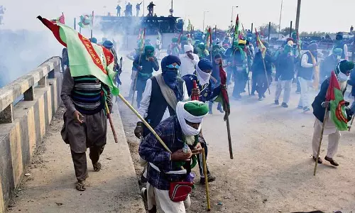Punjab: शंभू में किसानों का मार्च फिर रुका Punjab: शंभू में किसानों का मार्च फिर रुका
