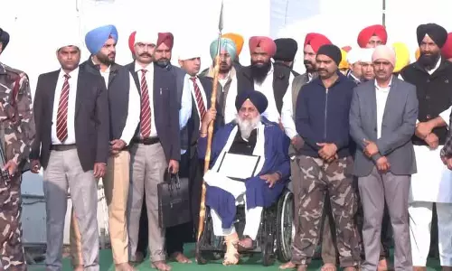 Sukhbir Badal ने तख्त दमदमा साहिब में सेवा की
