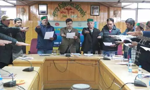 DC ने डोर-टू-डोर अभियान का उद्घाटन किया