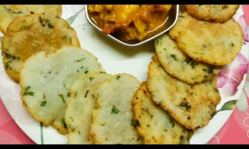 मूली और चावल के आटे की पूरियां तैयार करे