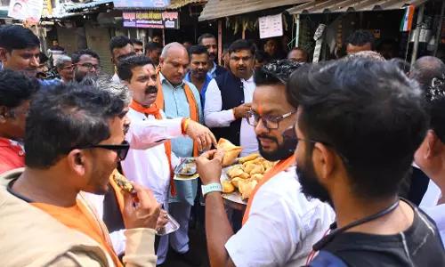 गृहमंत्री विजय शर्मा ने बीजेपी कार्यकर्ताओं के साथ समोसे का लिया आनंद