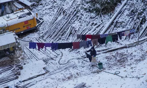Shimla जिले में बर्फबारी के कारण 87 सड़कें यातायात के लिए अवरुद्ध Shimla जिले में बर्फबारी के कारण 87 सड़कें यातायात के लिए अवरुद्ध