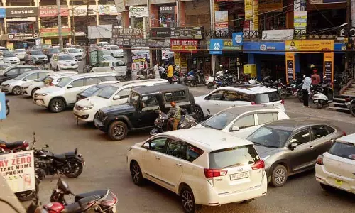 Jalandhar: अधिक वाहनों के कारण उत्पन्न पार्किंग समस्या हो रही