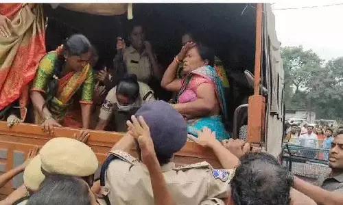 कोटी में DME कार्यालय पर आशा कार्यकर्ताओं ने किया प्रदर्शन कोटी में DME कार्यालय पर आशा कार्यकर्ताओं ने किया प्रदर्शन