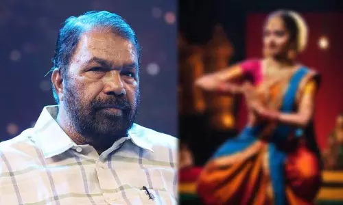 Kerala के मंत्री ने स्कूल फेस्टिवल में नृत्य सिखाने के लिए