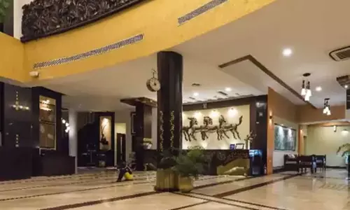 रायपुर के अफसरों ने बिलासपुर स्थित बार में मारी रेड, 9 बॉटल महंगी शराब जब्त