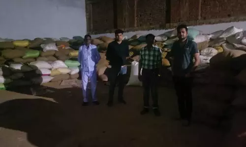 किराना व्यवसायी के गोदाम में छापा, 2500 बोरा धान जब्त