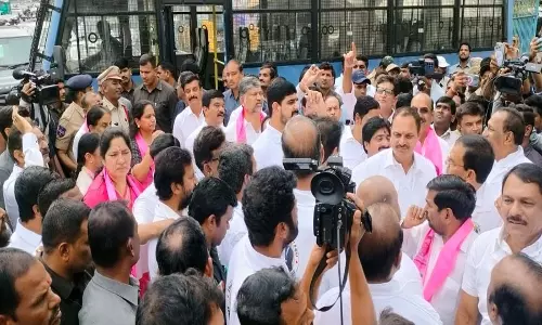 BRS विधायकों ने तेलंगाना विधानसभा के बाहर कथित रेवंत रेड्डी-अडानी गठजोड़ का विरोध किया BRS विधायकों ने तेलंगाना विधानसभा के बाहर कथित रेवंत रेड्डी-अडानी गठजोड़ का विरोध किया