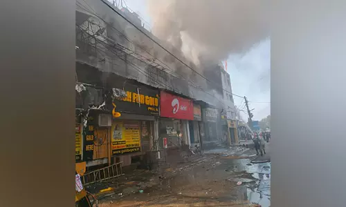 Rajouri Garden के रेस्टोरेंट में लगी भीषण आग, 10 दमकल गाड़ियां तैनात Rajouri Garden के रेस्टोरेंट में लगी भीषण आग, 10 दमकल गाड़ियां तैनात