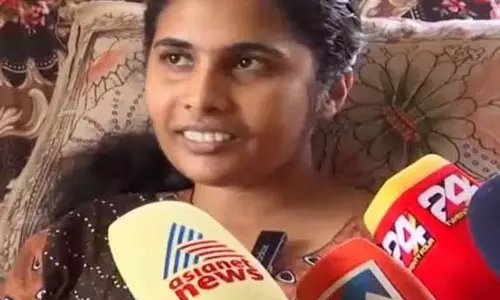Kerala : वायनाड भूस्खलन में जीवित बची श्रुति राजस्व विभाग में क्लर्क के पद पर शामिल हुईं Kerala : वायनाड भूस्खलन में जीवित बची श्रुति राजस्व विभाग में क्लर्क के पद पर शामिल हुईं