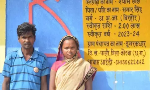 हम खुश है कि हम और हमारे बच्चे पक्के आवास में रहेंगे, बिरहोर श्यामलाल और सुनीता को मिला पीएम आवास हम खुश है कि हम और हमारे बच्चे पक्के आवास में रहेंगे, बिरहोर श्यामलाल और सुनीता को मिला पीएम आवास