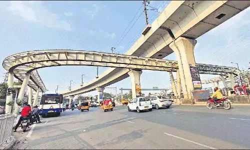 Uppal Skywalk से कूदा व्यक्ति, घायल होकर बच निकला