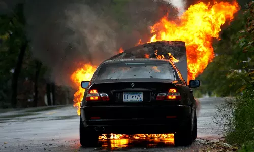 Mumbai:  चलती BMW कार में लगी आग, वीडियो वायरल