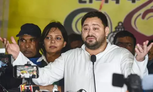 Tejashwi Yadav ने सत्ता में आने पर मुफ्त बिजली देने के वादे के बाद पेंशन बढ़ाने का वादा किया