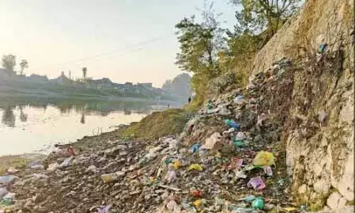 Jhelum river के तट कचरा डंपिंग स्थल में तब्दील