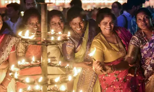 Tamil Nadu : प्रदेश की 1.27 लाख से अधिक महिलाएं केएमयूटी योजना से बाहर की गई Tamil Nadu : प्रदेश की 1.27 लाख से अधिक महिलाएं केएमयूटी योजना से बाहर की गई