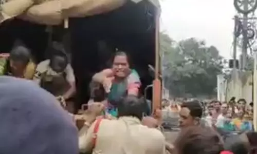 Hyderabad में विरोध प्रदर्शन के दौरान आशा कार्यकर्ता ने पुलिसकर्मी को थप्पड़ मारा
