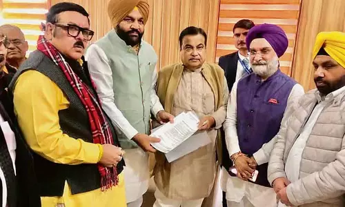 राजनेताओं, उद्योगपतियों ने केंद्रीय मंत्री Nitin Gadkari से मुलाकात की
