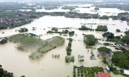 Indonesia के पश्चिमी जावा में भूस्खलन और बाढ़ में मरने वालों की संख्या 10 हुई
