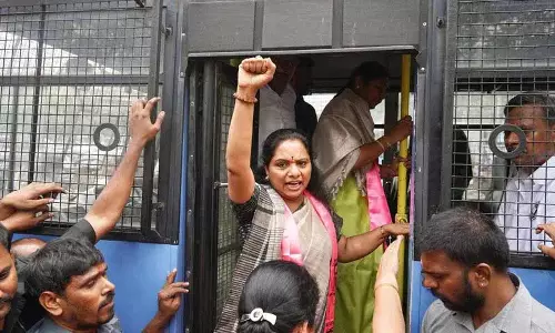 Kavitha ने तेलंगाना थल्ली डिज़ाइन में बदलाव पर कांग्रेस की आलोचना की Kavitha ने तेलंगाना थल्ली डिज़ाइन में बदलाव पर कांग्रेस की आलोचना की