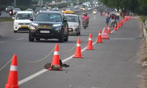 Delhi वायु प्रदूषण : 2.6 लाख वाहनों से 260 करोड़ जुर्माना वसूला गया Delhi वायु प्रदूषण : 2.6 लाख वाहनों से 260 करोड़ जुर्माना वसूला गया