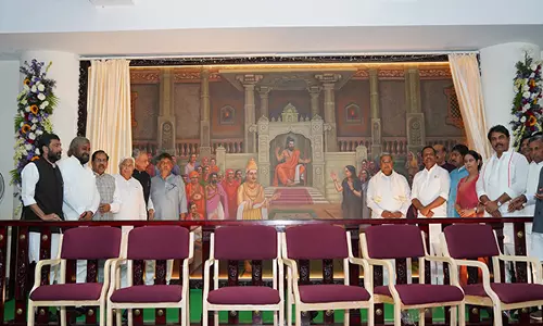 कर्नाटक के CM सिद्धारमैया ने अनुभव मंतपा की पेंटिंग का किया अनावरण