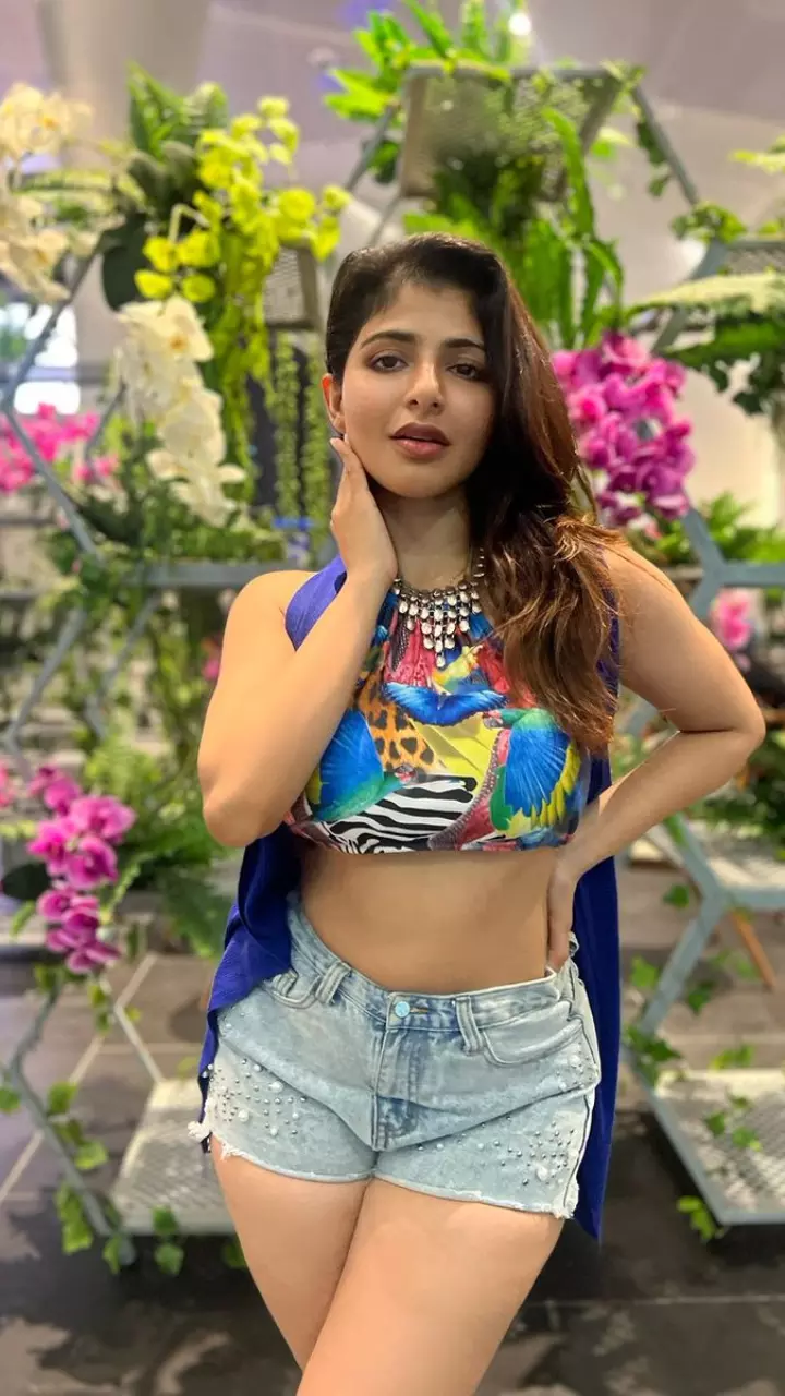ईश्वर्या मेनन ने फ्लॉन्ट लिया फिगर