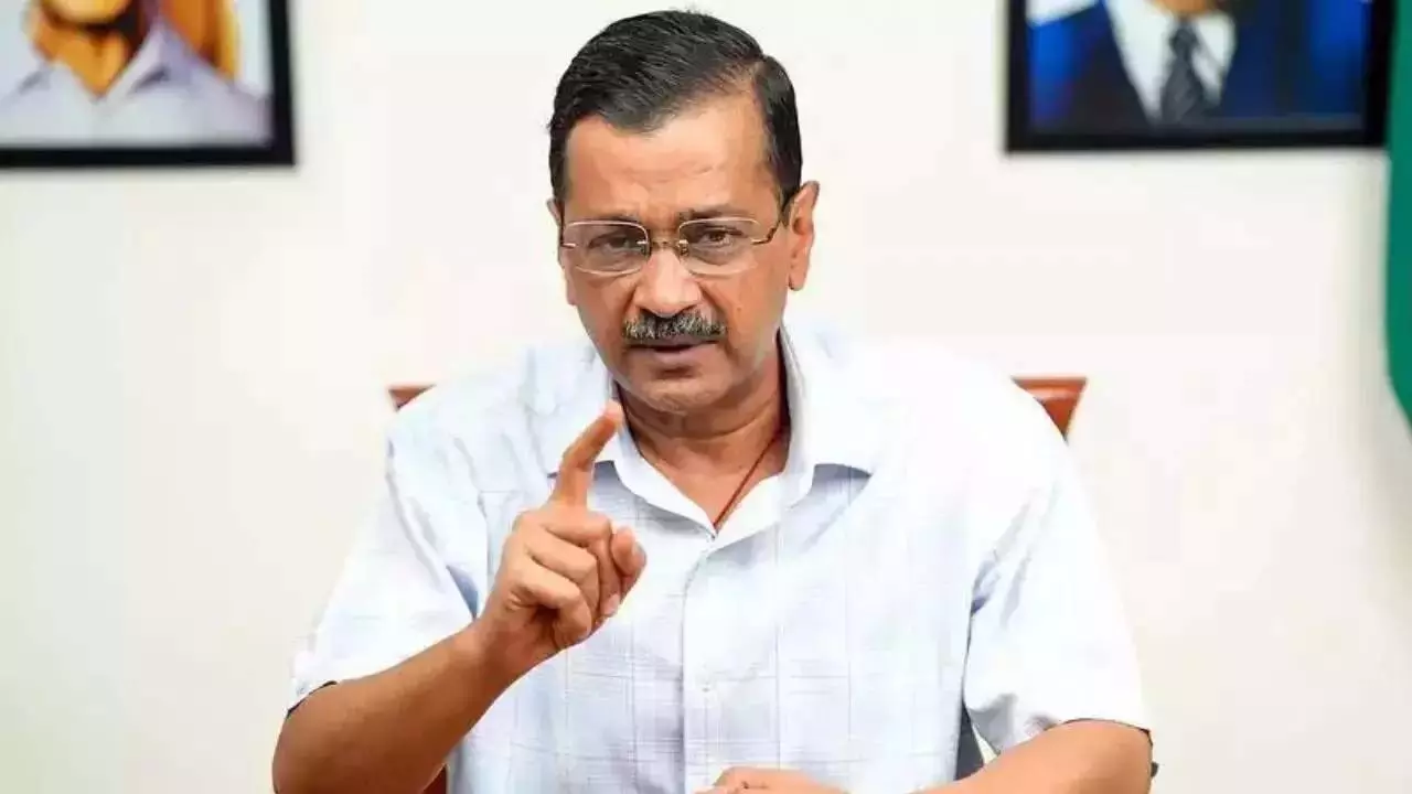 Delhi के स्कूलों में बम की धमकी: केजरीवाल ने शाह पर निशाना साधा