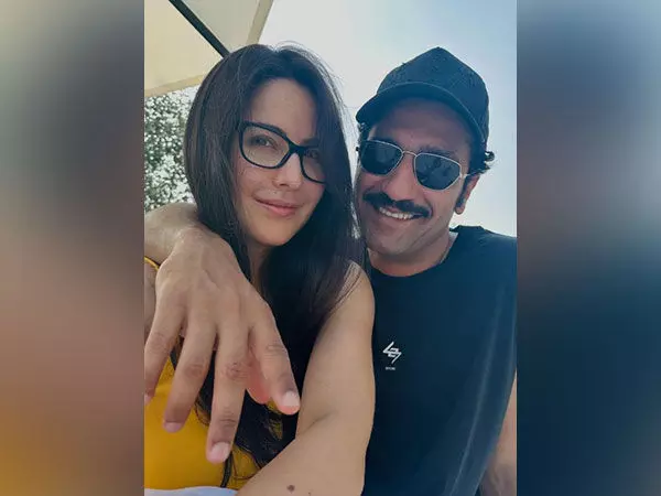 Katrina ने विक्की कौशल को शादी की सालगिरह पर अपनी प्यारी सी शुभकामनाएँ देकर प्रशंसकों को चौंका दिया