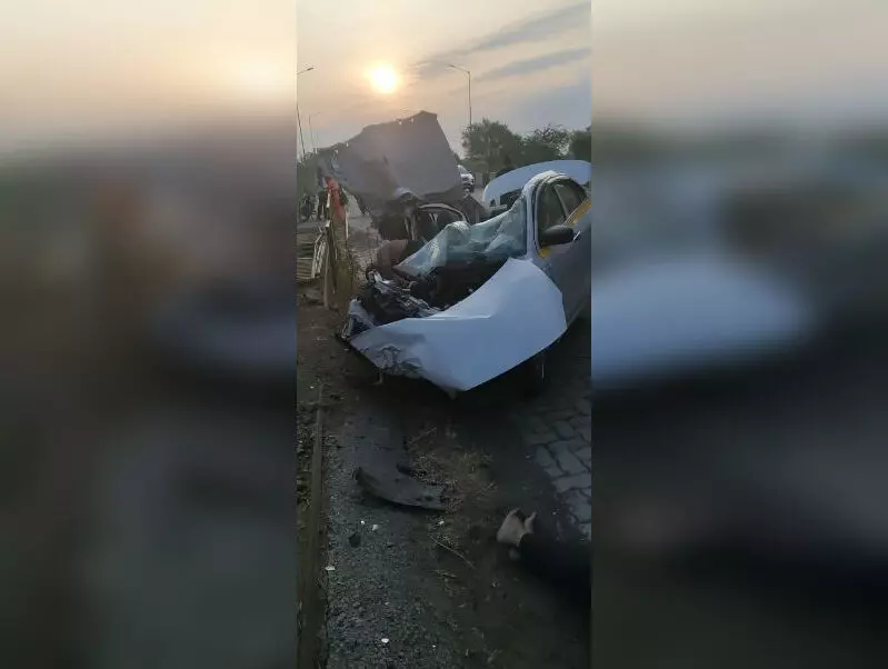 कार और ट्रक के बीच भीषण टक्कर, 2 की मौत तीन घायल, Car चकनाचूर