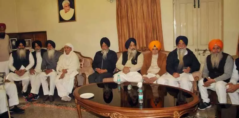 विद्रोही अकालियों ने Akal Takht के निर्देशों का पालन किया, सुधार लहर को भंग किया