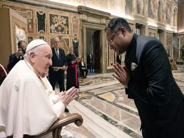 Vatican City: भारतीय राजदूत शंभू एस कुमारन ने पोप फ्रांसिस को अपना परिचय पत्र सौंपा