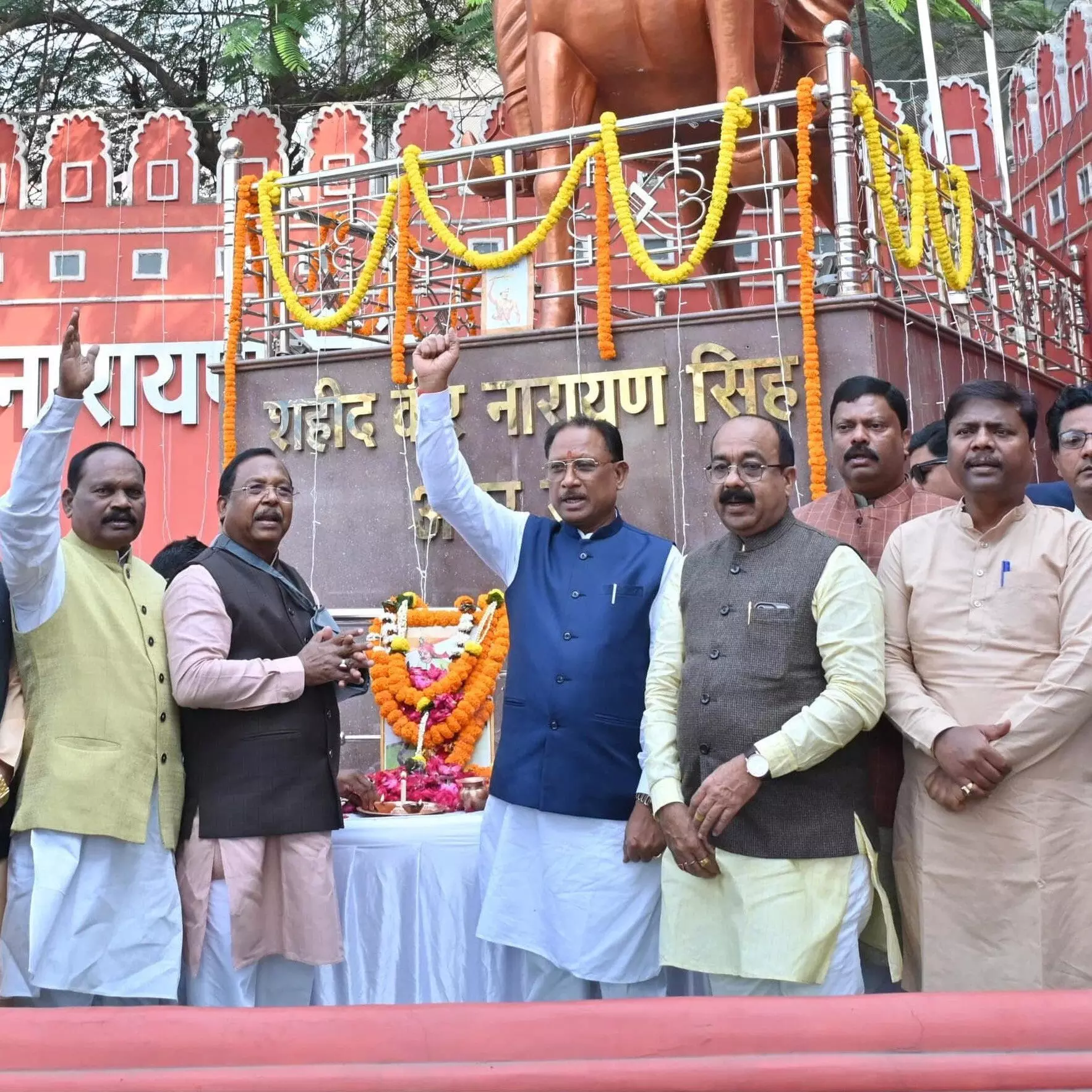 शहीद वीर नारायण सिंह की प्रतिमा पर माल्यार्पण कर सीएम साय ने दी विनम्र श्रद्धांजलि