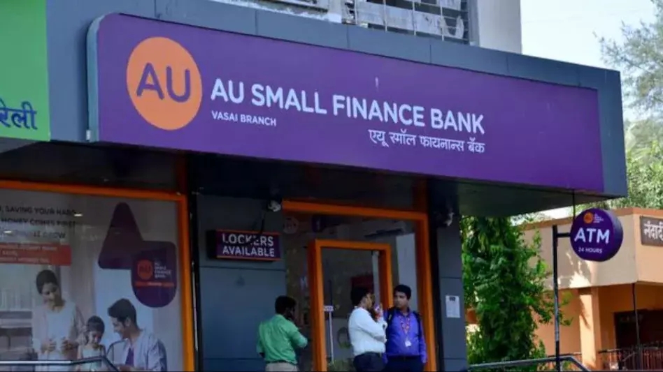 Au Small Finance Bank शेयर की कीमत में 1.35% ऊपर