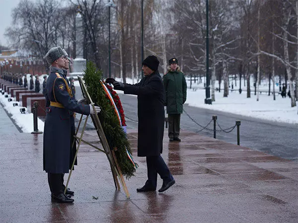 राजनाथ सिंह ने Moscow में अज्ञात सैनिक की समाधि पर पुष्पांजलि अर्पित की