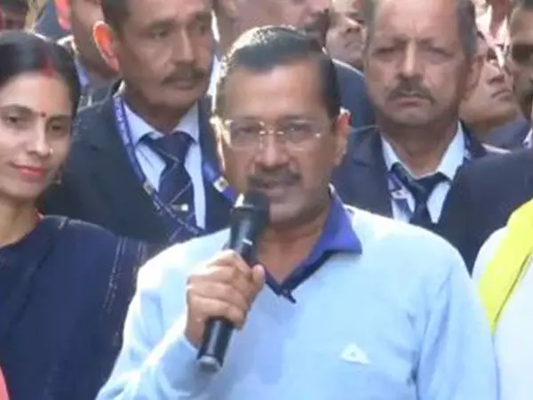 Kejriwal ने Delhi के ऑटो-रिक्शा चालकों के लिए 5 गारंटी की घोषणा की