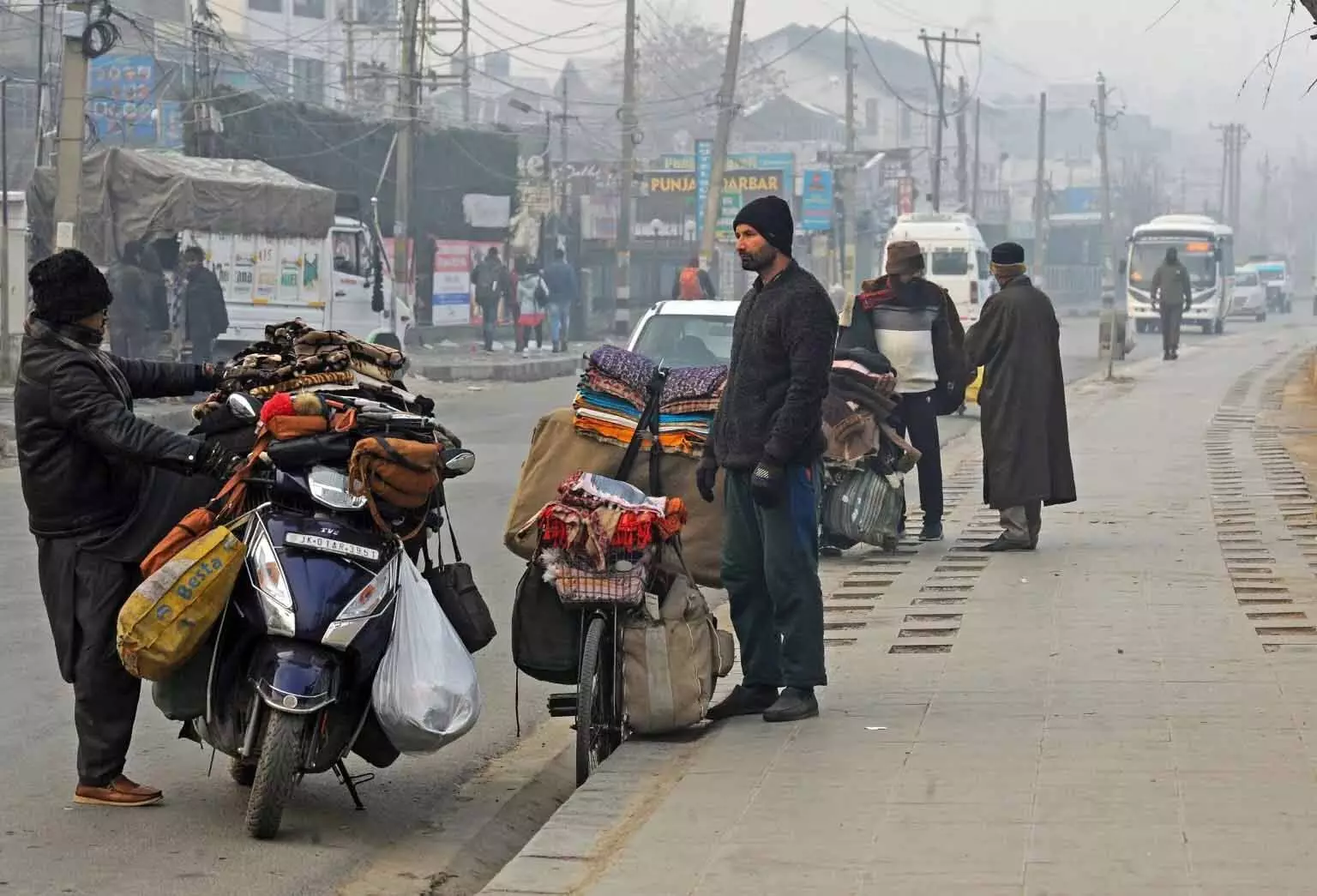 Kashmir: कई स्थानों पर तापमान इस मौसम के सबसे निचले स्तर पर पहुंचने से ठंड बढ़ गई