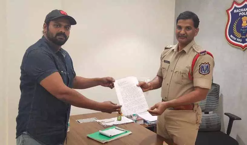 Manoj ने पुलिस पर एकतरफा रुख अपनाने और पिता मोहन बाबू का पक्ष लेने का आरोप लगाया Manoj ने पुलिस पर एकतरफा रुख अपनाने और पिता मोहन बाबू का पक्ष लेने का आरोप लगाया