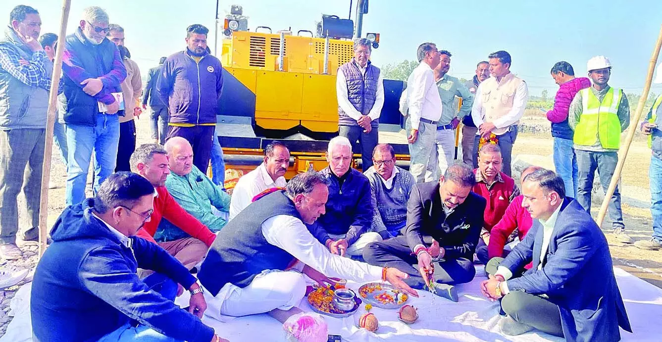 विधायक मलेंद्र राजन ने इंदौरा काठगढ़ वाया कुडसां सडक़ का किया शुभारंभ