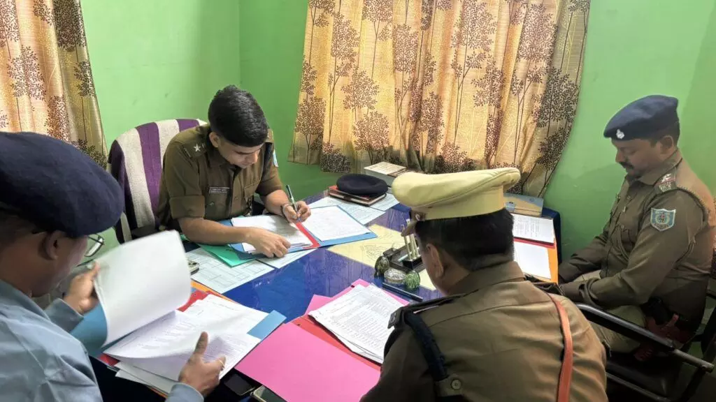 Chandil: पुलिस अधीक्षक ने किया अंचल पुलिस निरीक्षक कार्यालय का निरीक्षण