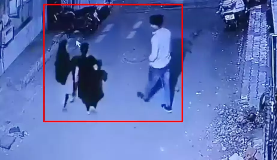 BREAKING: मनचले ने लड़कियों से किया छेड़छाड़, CCTV फुटेज वायरल