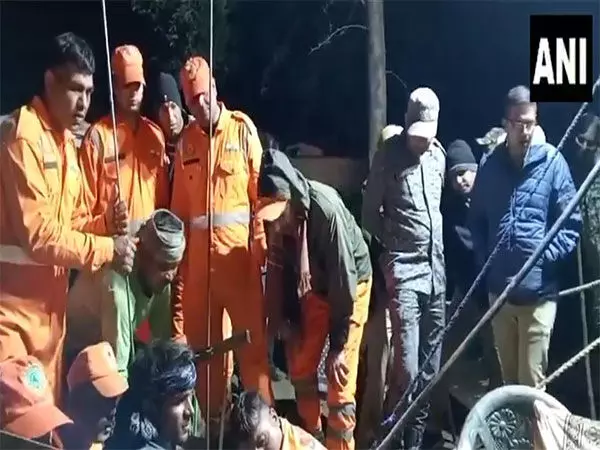 Borewell में गिरे बच्चे को बचाने के लिए 150 फीट गहरी सुरंग खोदने के लिए लाई गई पाइलिंग रिग मशीन