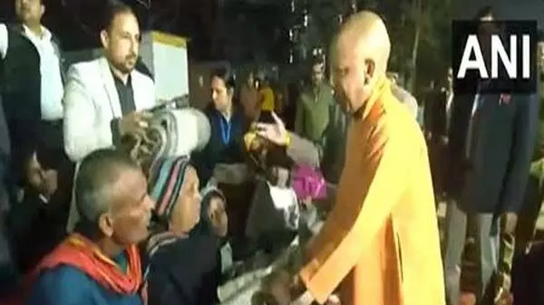 CM Yogi ने गोरखपुर में रैन बसेरों का किया निरीक्षण, जरूरतमंदों को कंबल बांटे